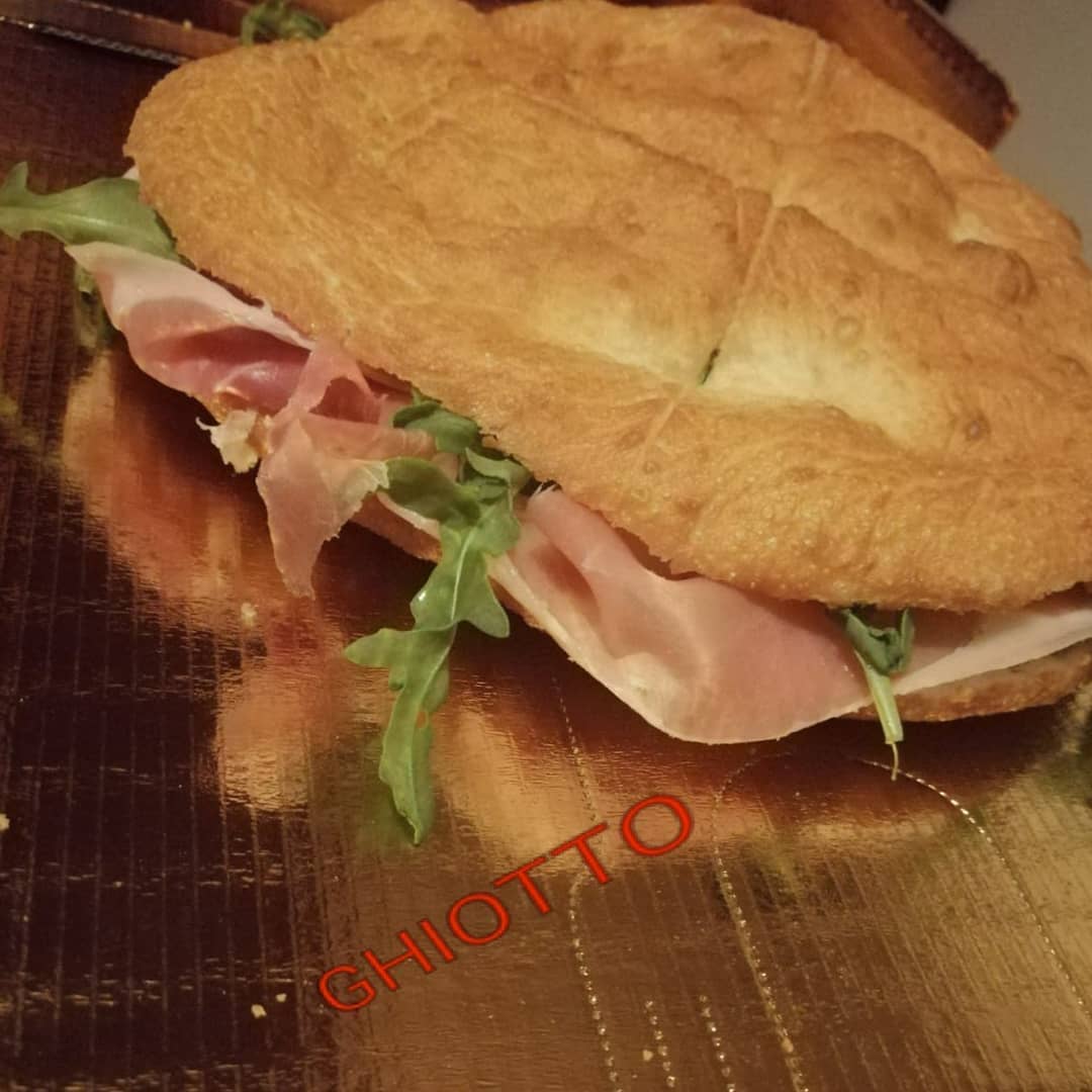 Panino fritto con mozzarella di bufala campana, crudo di Parma, rucola